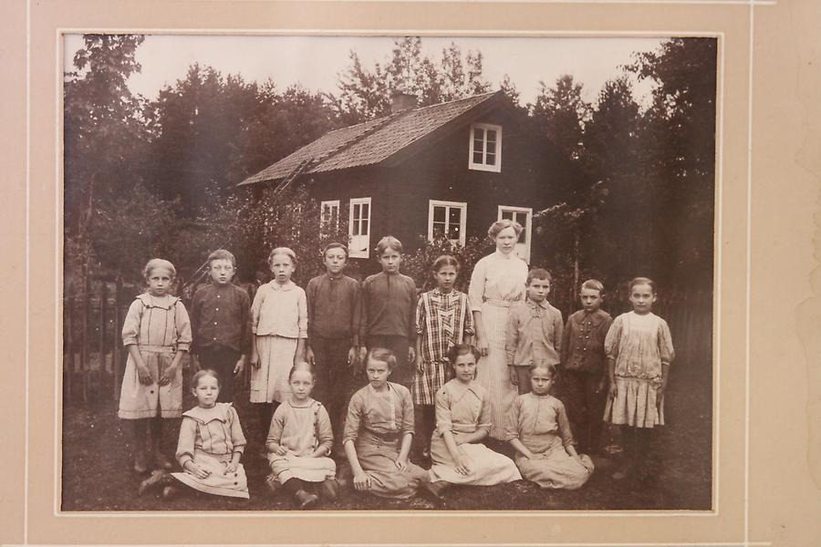 Skolelever framför Råsbo skola 1913