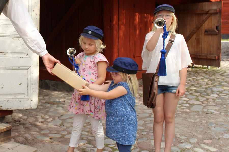 Barn leker Posten kommer under Levande museum